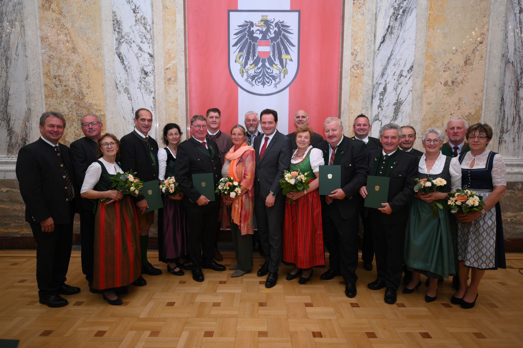 RHP_8462.jpg Am 5. Juni hat Bundesminister Norbert Totschnig im Marmorsaal des Regierungsgebäudes in Wien die Berufstitel Ökonomierat/Ökonomierätin verliehen.