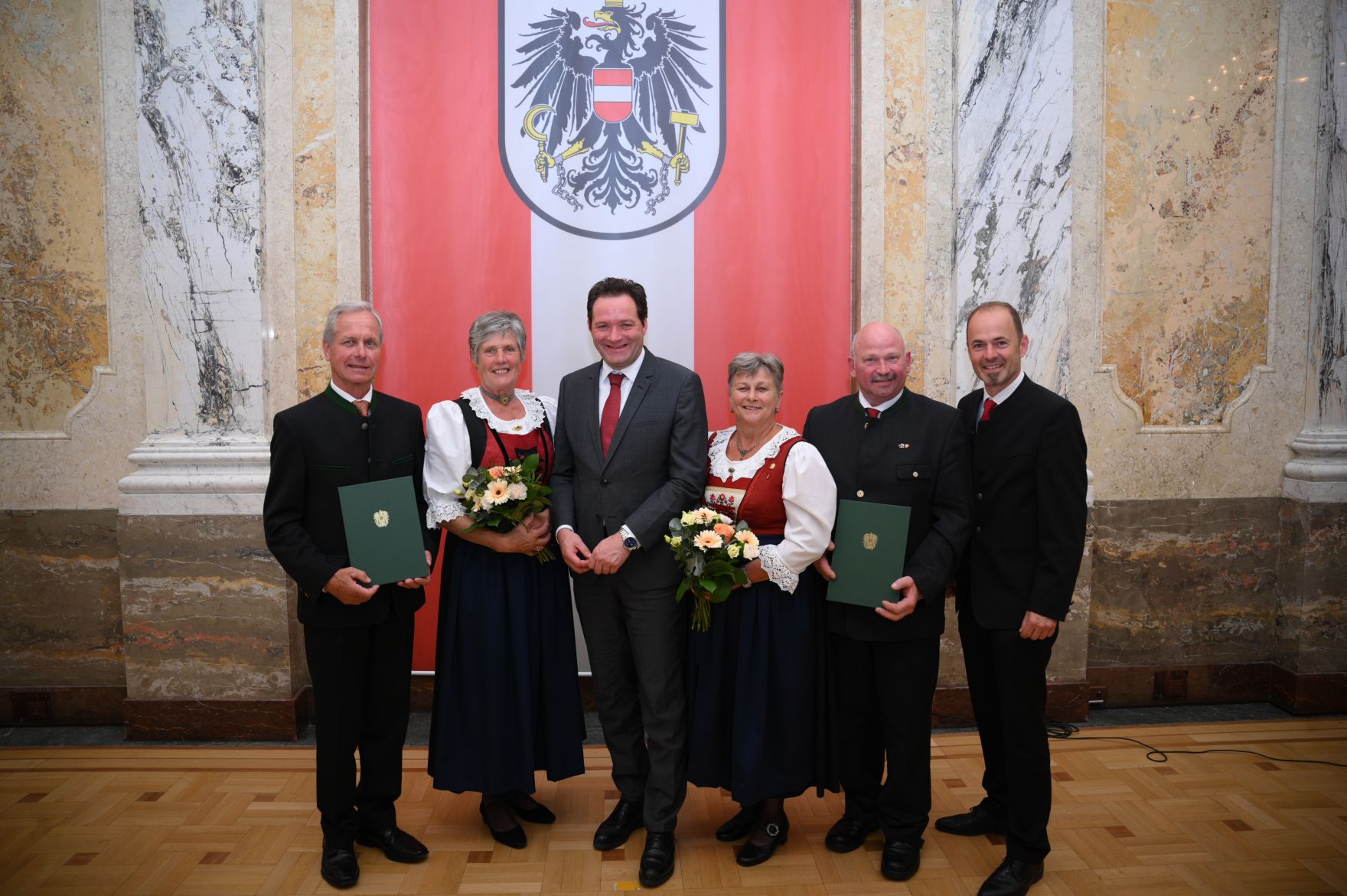 RHP_8466.jpg Am 5. Juni hat Bundesminister Norbert Totschnig im Marmorsaal des Regierungsgebäudes in Wien die Berufstitel Ökonomierat/Ökonomierätin verliehen.