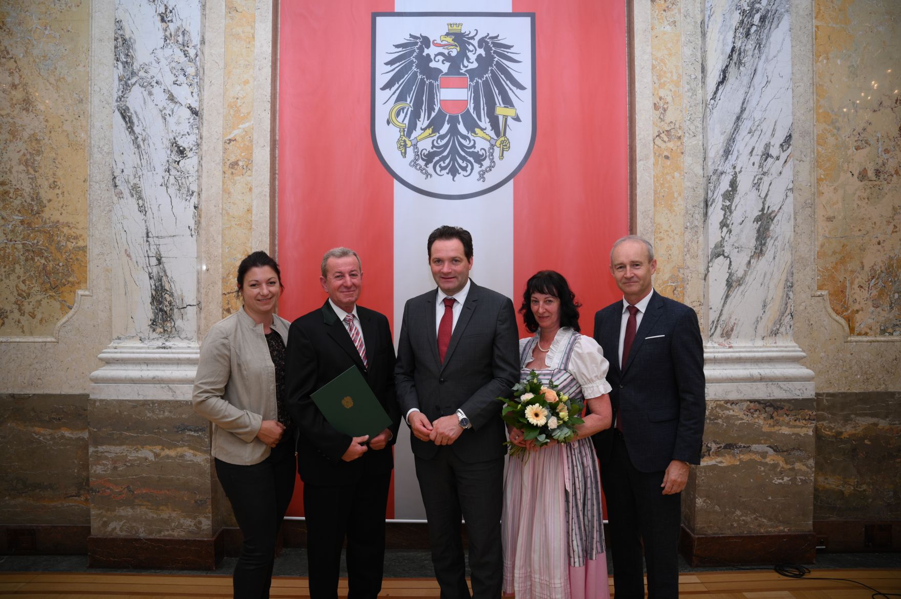 RHP_8468.jpg Am 5. Juni hat Bundesminister Norbert Totschnig im Marmorsaal des Regierungsgebäudes in Wien die Berufstitel Ökonomierat/Ökonomierätin verliehen.