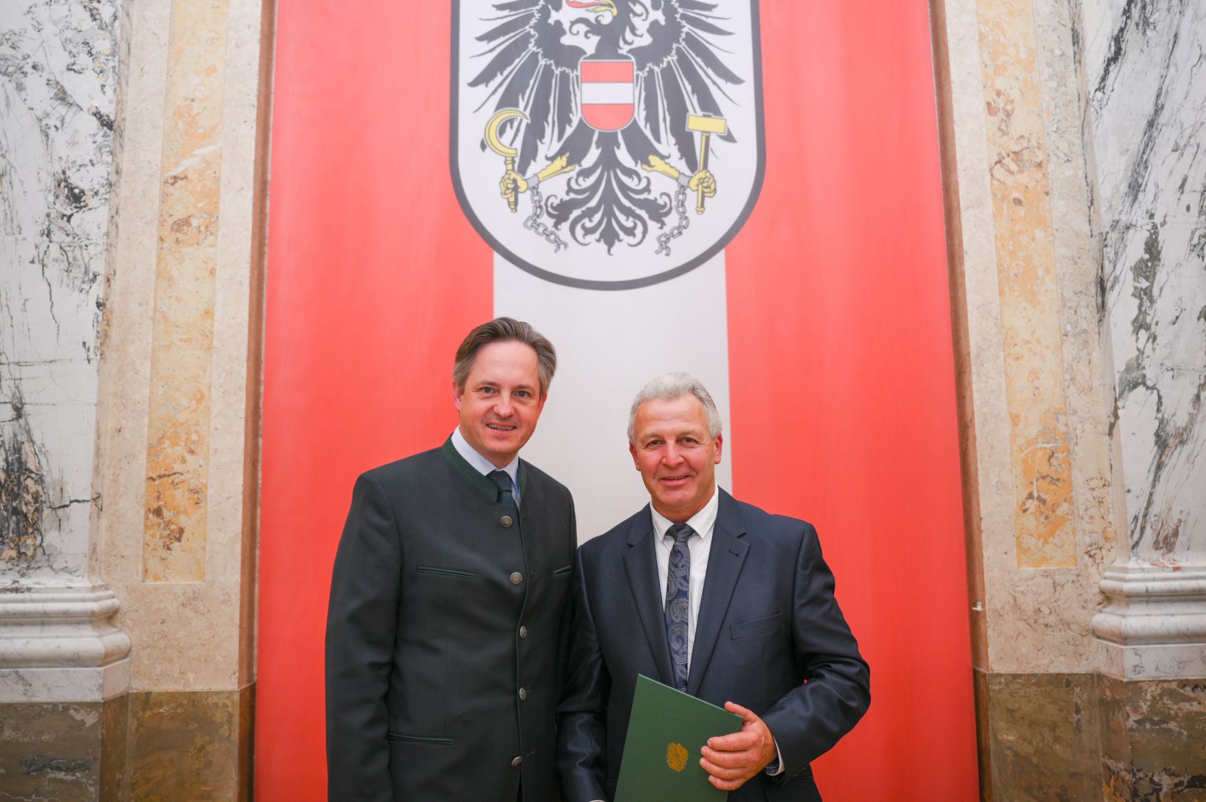 RHP_8474.jpg Am 5. Juni hat Bundesminister Norbert Totschnig im Marmorsaal des Regierungsgebäudes in Wien die Berufstitel Ökonomierat/Ökonomierätin verliehen.