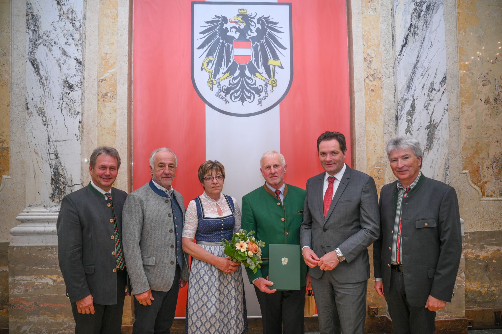 RHP_8476.jpg Am 5. Juni hat Bundesminister Norbert Totschnig im Marmorsaal des Regierungsgebäudes in Wien die Berufstitel Ökonomierat/Ökonomierätin verliehen.