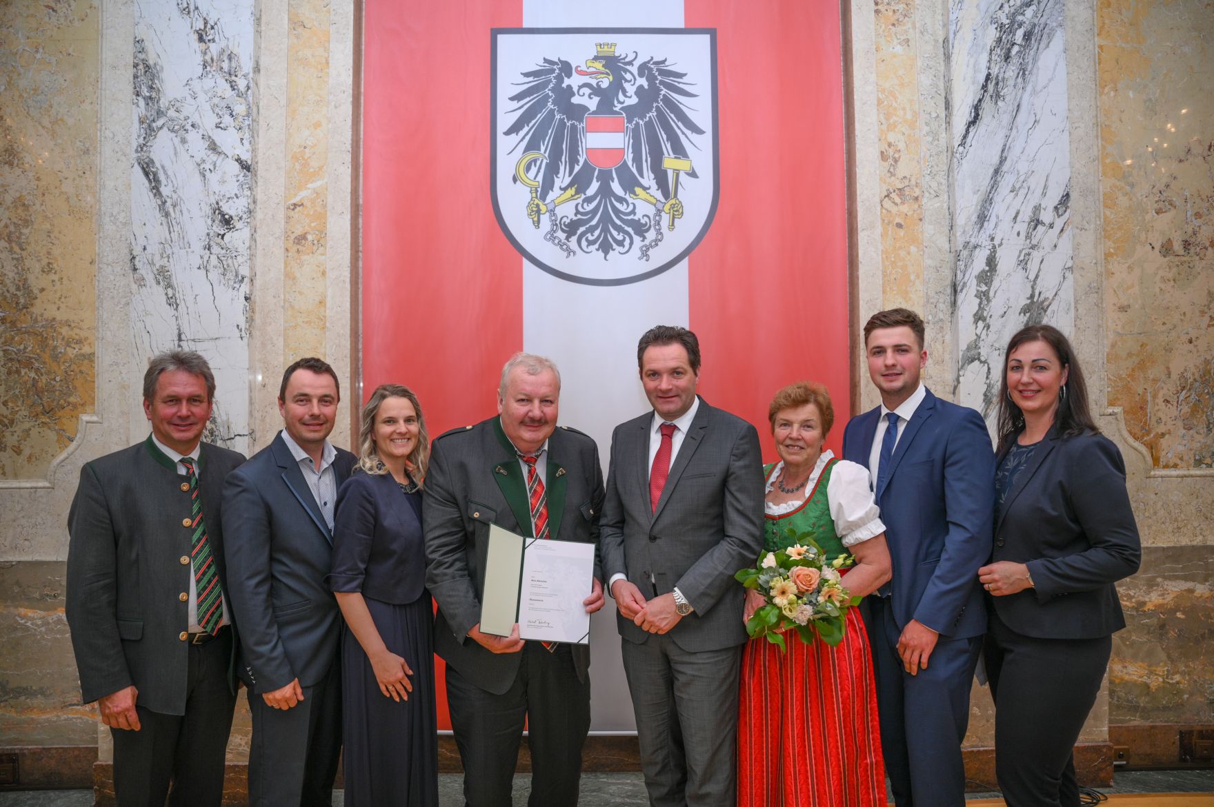 RHP_8478.jpg Am 5. Juni hat Bundesminister Norbert Totschnig im Marmorsaal des Regierungsgebäudes in Wien die Berufstitel Ökonomierat/Ökonomierätin verliehen.