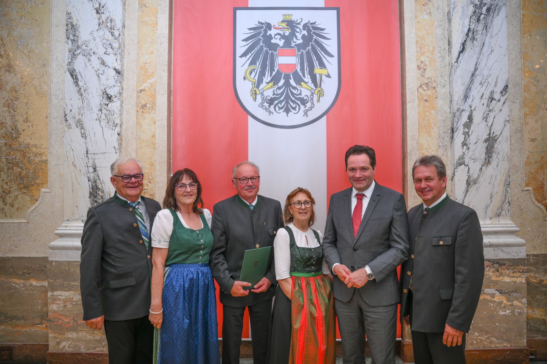 RHP_8479.jpg Am 5. Juni hat Bundesminister Norbert Totschnig im Marmorsaal des Regierungsgebäudes in Wien die Berufstitel Ökonomierat/Ökonomierätin verliehen.