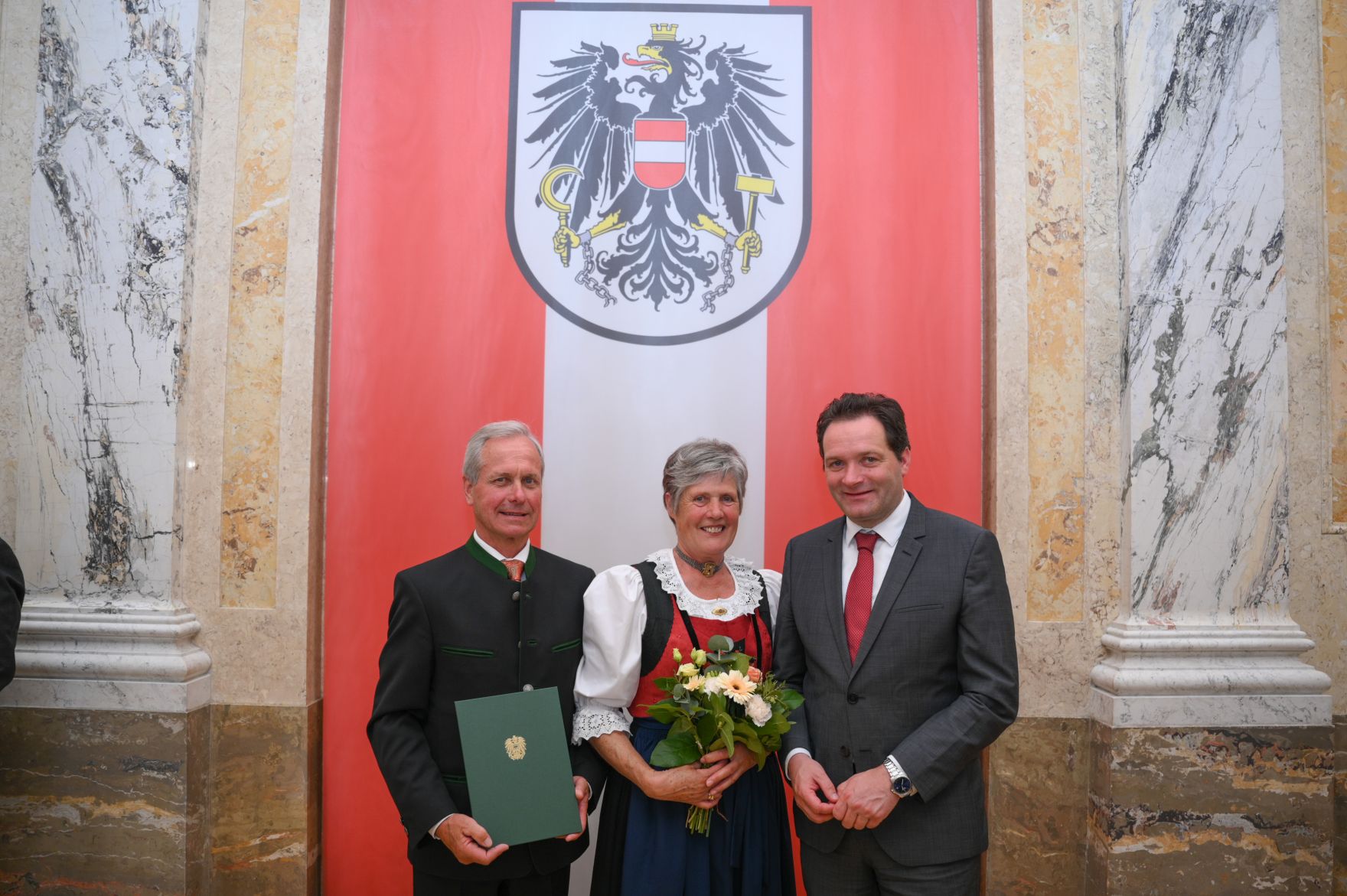 RHP_8480.jpg Am 5. Juni hat Bundesminister Norbert Totschnig im Marmorsaal des Regierungsgebäudes in Wien die Berufstitel Ökonomierat/Ökonomierätin verliehen.