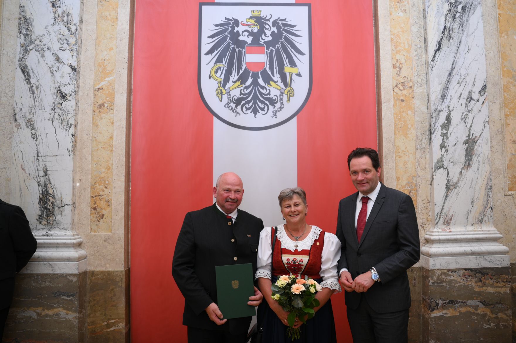 RHP_8481.jpg Am 5. Juni hat Bundesminister Norbert Totschnig im Marmorsaal des Regierungsgebäudes in Wien die Berufstitel Ökonomierat/Ökonomierätin verliehen.