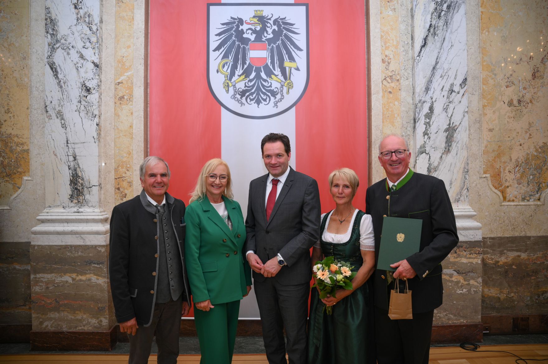 RHP_8482.jpg Am 5. Juni hat Bundesminister Norbert Totschnig im Marmorsaal des Regierungsgebäudes in Wien die Berufstitel Ökonomierat/Ökonomierätin verliehen.