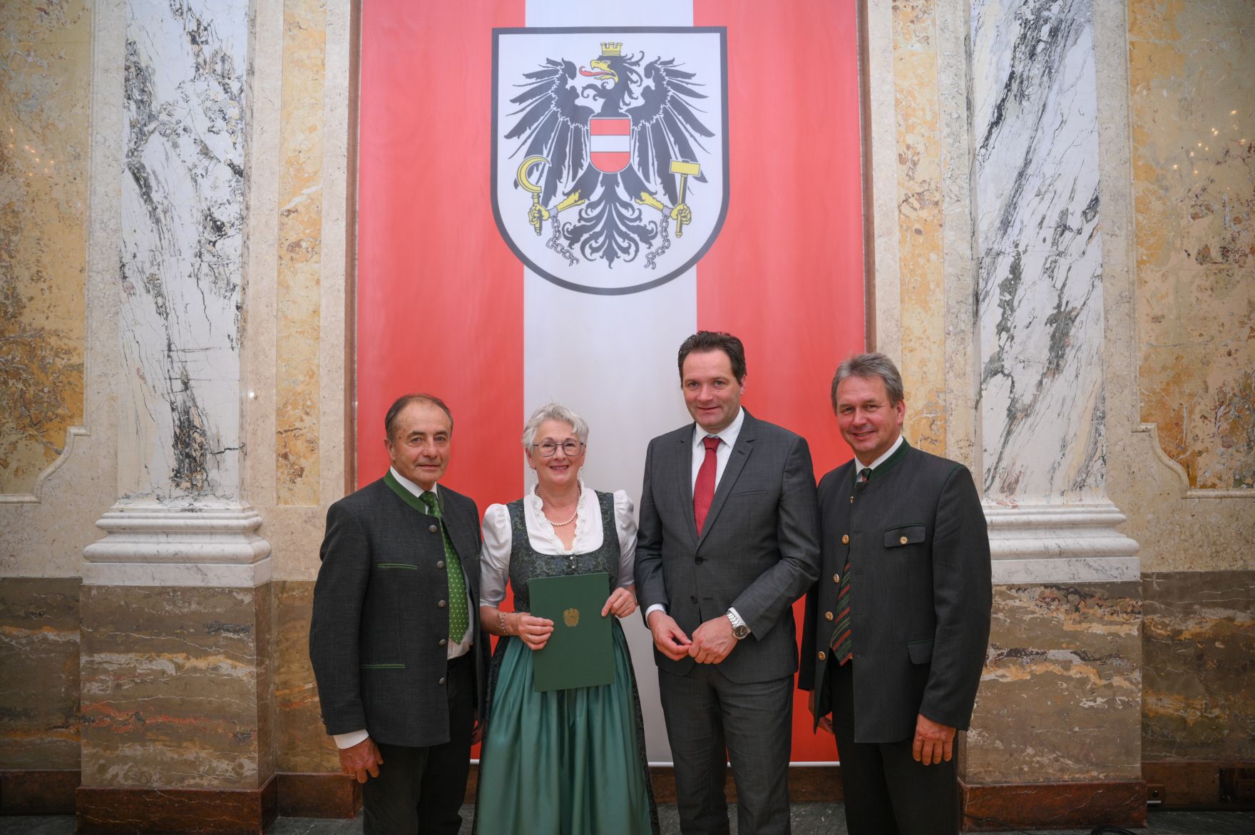RHP_8483.jpg Am 5. Juni hat Bundesminister Norbert Totschnig im Marmorsaal des Regierungsgebäudes in Wien die Berufstitel Ökonomierat/Ökonomierätin verliehen.