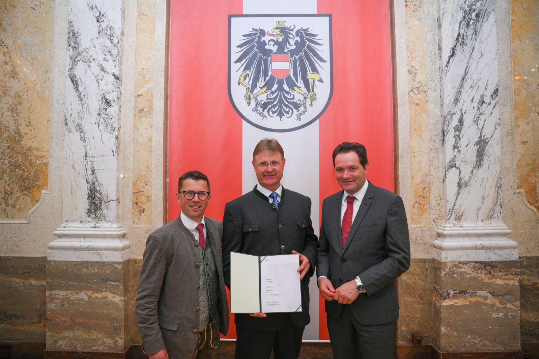 Am 5. Juni hat Bundesminister Norbert Totschnig im Marmorsaal des Regierungsgeb&auml;udes in Wien die Berufstitel &Ouml;konomierat/&Ouml;konomier&auml;tin verliehen.