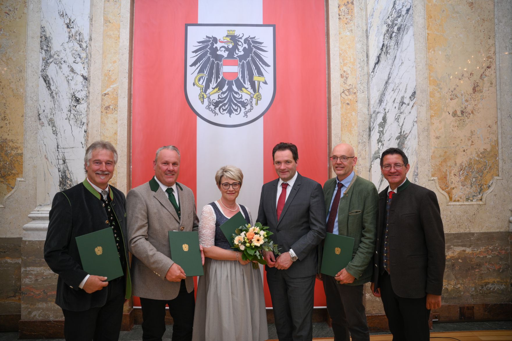 RHP_8485.jpg Am 5. Juni hat Bundesminister Norbert Totschnig im Marmorsaal des Regierungsgebäudes in Wien die Berufstitel Ökonomierat/Ökonomierätin verliehen.