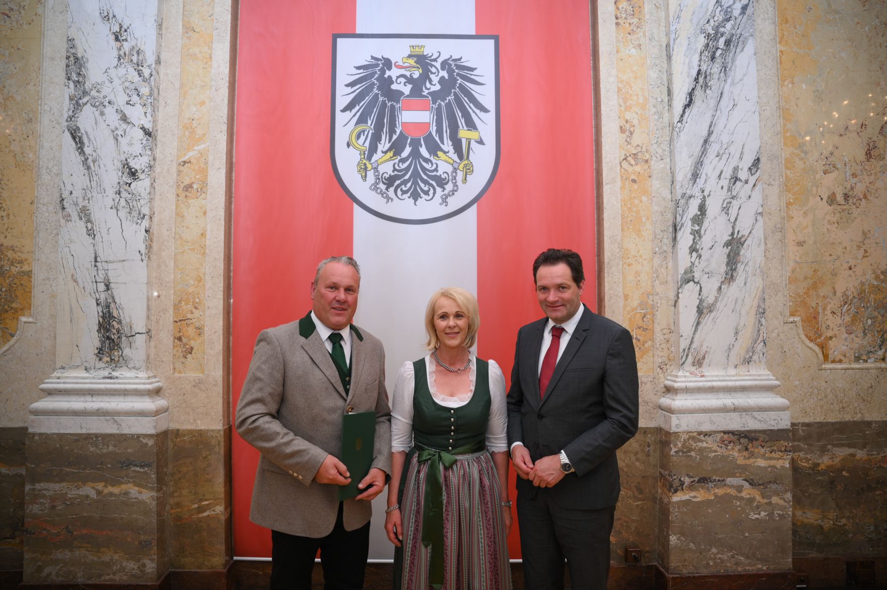 RHP_8486.jpg Am 5. Juni hat Bundesminister Norbert Totschnig im Marmorsaal des Regierungsgebäudes in Wien die Berufstitel Ökonomierat/Ökonomierätin verliehen.