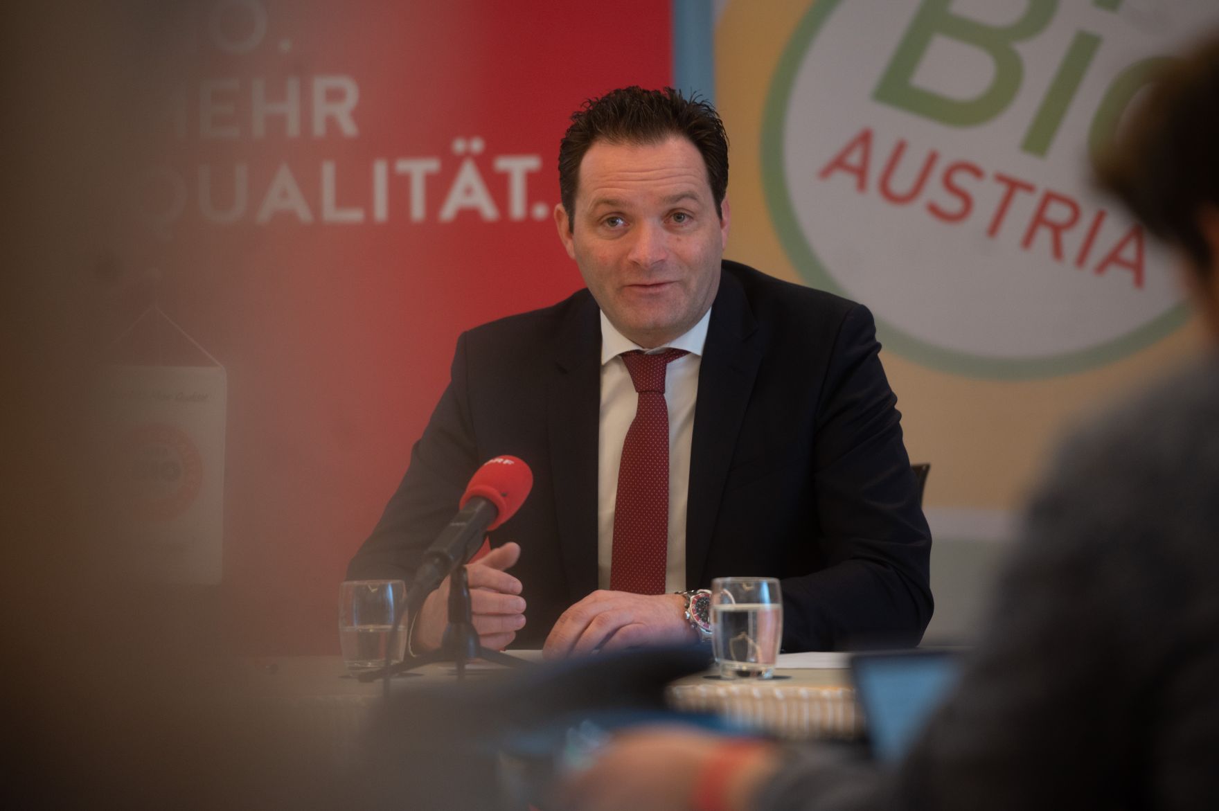 Gemeinsam mit der Gesch&auml;ftsf&uuml;hrerin der AMA-Marketing GmbH Christina Muthenthaler-Sipek und der BIO Austria-Obfrau Gertraud Grabmann informierte Landwirtschaftsminister Norbert Totschnig im Zuge einer Pressekonferenz &uuml;ber aktuelle Entwicklungen im Bio-Sektor.