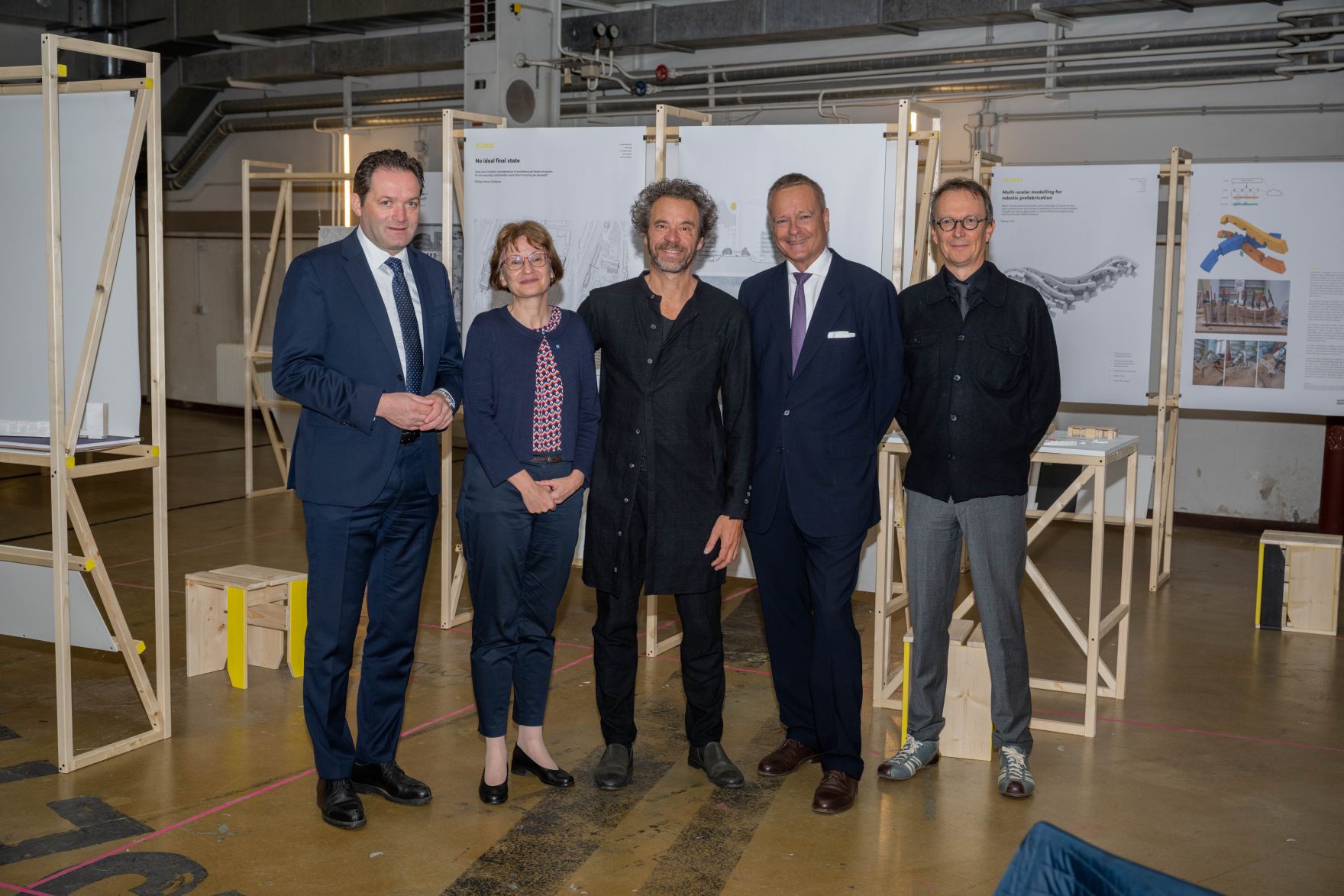RHP_2067.jpg Am Mittwoch gab Herr bundesminister Norbert Totschnig mit Univ.Prof. DI Dr. Peter Ertl, DI Richard Stralz und Uni.Prof. Mag.arch. Juri Troy eine Pressekonferenz zur Stiftungsprofessur Holzbau an der TU Wien.
