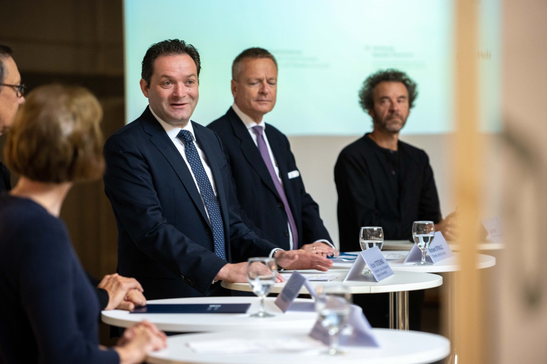 RHP_2279.jpg Am Mittwoch gab Herr bundesminister Norbert Totschnig mit Univ.Prof. DI Dr. Peter Ertl, DI Richard Stralz und Uni.Prof. Mag.arch. Juri Troy eine Pressekonferenz zur Stiftungsprofessur Holzbau an der TU Wien.