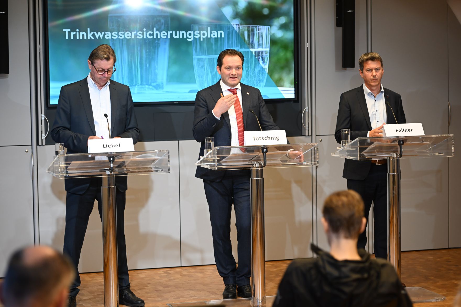 RHP_1270.jpg Damit auch in Zukunft die Wasserversorgung gewährleistet bleibt hat Herr Bundesminister Norbert Totschnig gemeinsam mit den Bundesländern einen Vorsorgeplan erarbeitet. Dieser Wassersicherungsplan wurde heute bei der Pressekonferenz präsentiert.
