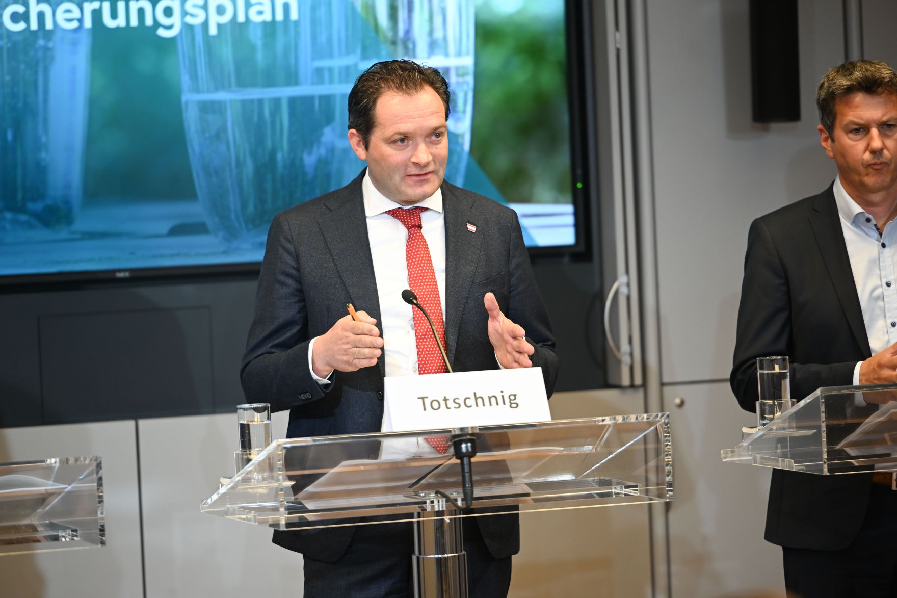RHP_1293.jpg Damit auch in Zukunft die Wasserversorgung gewährleistet bleibt hat Herr Bundesminister Norbert Totschnig gemeinsam mit den Bundesländern einen Vorsorgeplan erarbeitet. Dieser Wassersicherungsplan wurde heute bei der Pressekonferenz präsentiert.