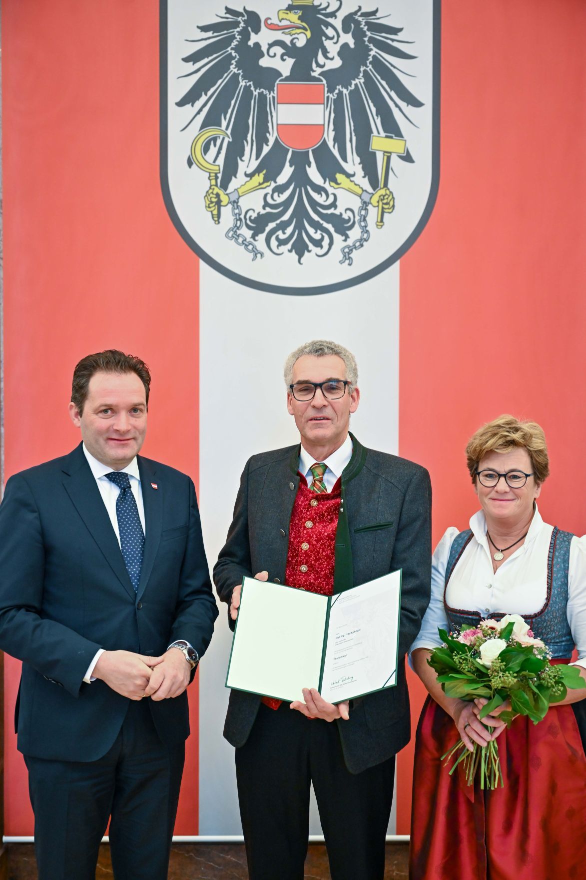 Dipl_Ing_Fritz_Buchinger.jpg Herr Bundesminister Norbert Totschnig verlieh den Berufstitel "Ökonomierat / Ökonomierätin" im Namen des Herrn Bundespräsidenten Dr. Alexander Van der Bellen im Regierungsgebäude am Stubenring.