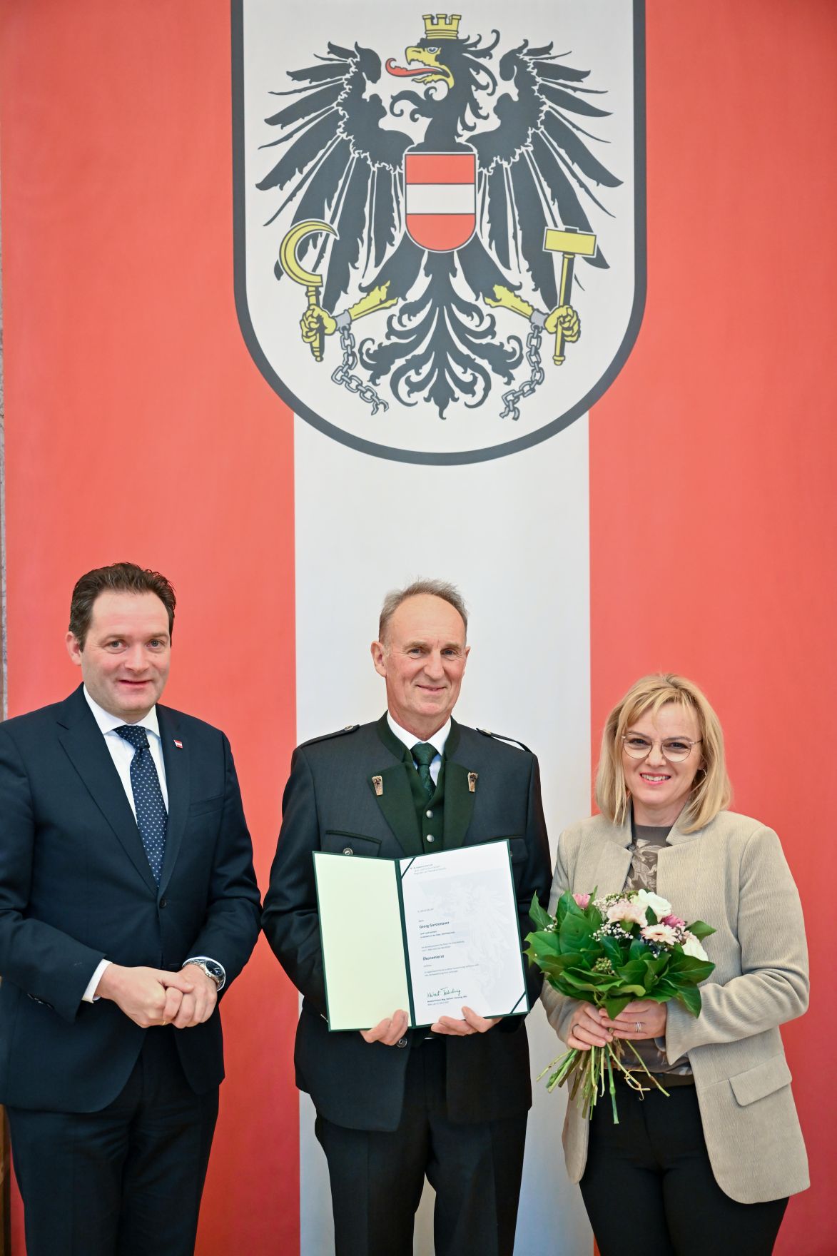 Georg_Gastenauer.jpg Herr Bundesminister Norbert Totschnig verlieh den Berufstitel "Ökonomierat / Ökonomierätin" im Namen des Herrn Bundespräsidenten Dr. Alexander Van der Bellen im Regierungsgebäude am Stubenring.