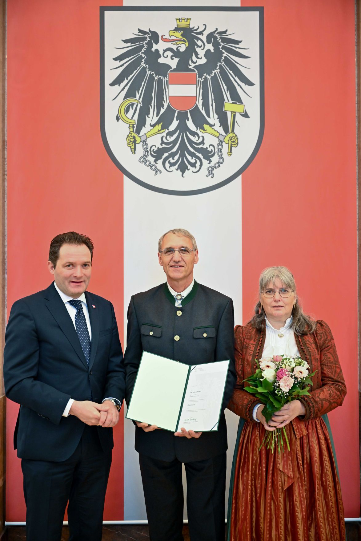 Johann_Troeber.jpg Herr Bundesminister Norbert Totschnig verlieh den Berufstitel "Ökonomierat / Ökonomierätin" im Namen des Herrn Bundespräsidenten Dr. Alexander Van der Bellen im Regierungsgebäude am Stubenring.