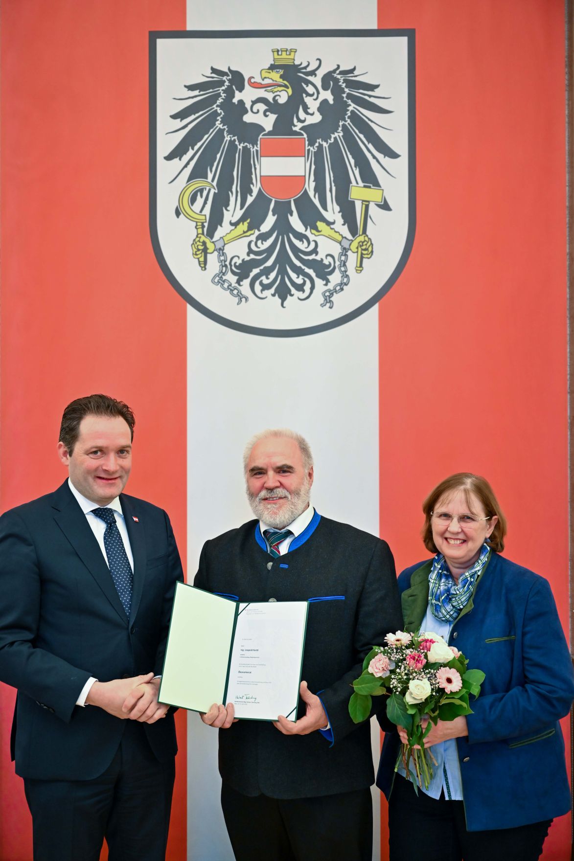 Leopold_Kerbl.jpg Herr Bundesminister Norbert Totschnig verlieh den Berufstitel "Ökonomierat / Ökonomierätin" im Namen des Herrn Bundespräsidenten Dr. Alexander Van der Bellen im Regierungsgebäude am Stubenring.