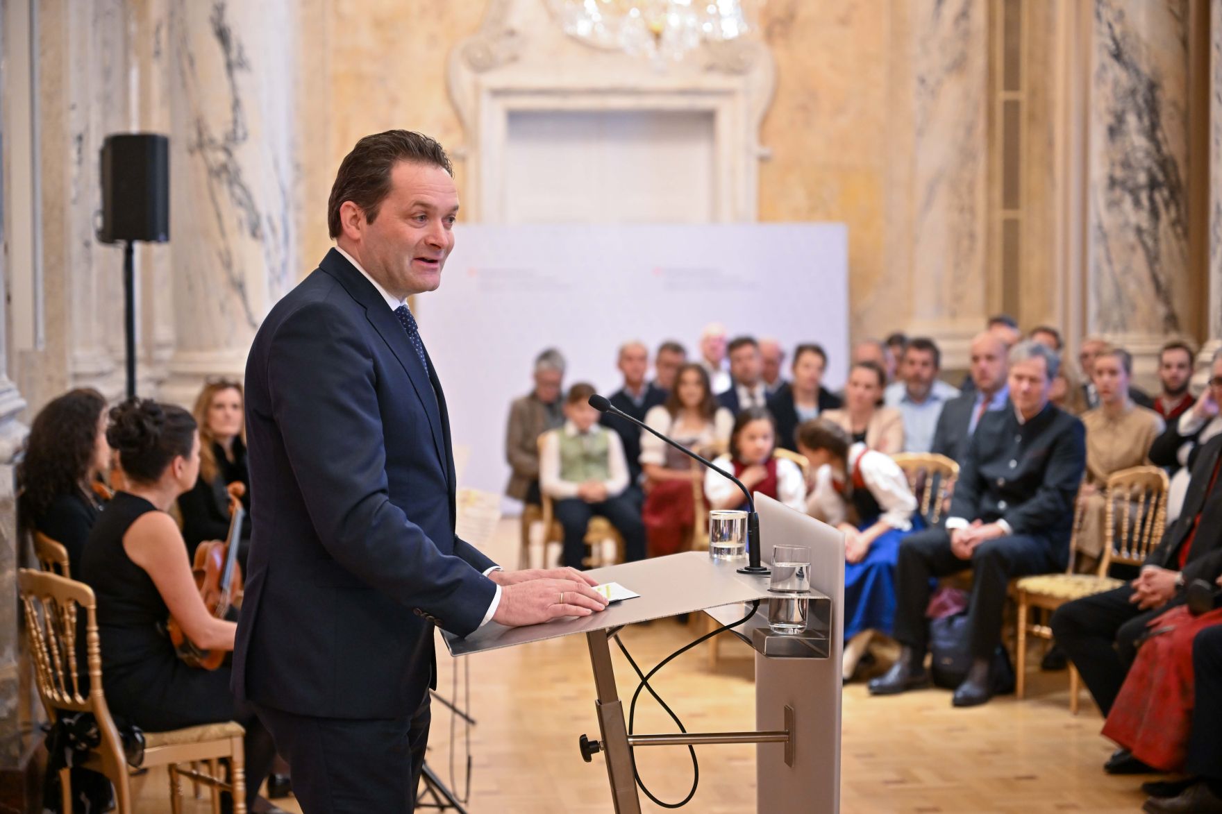 RHP_9402.jpg Herr Bundesminister Norbert Totschnig verlieh den Berufstitel "Ökonomierat / Ökonomierätin" im Namen des Herrn Bundespräsidenten Dr. Alexander Van der Bellen im Regierungsgebäude am Stubenring.