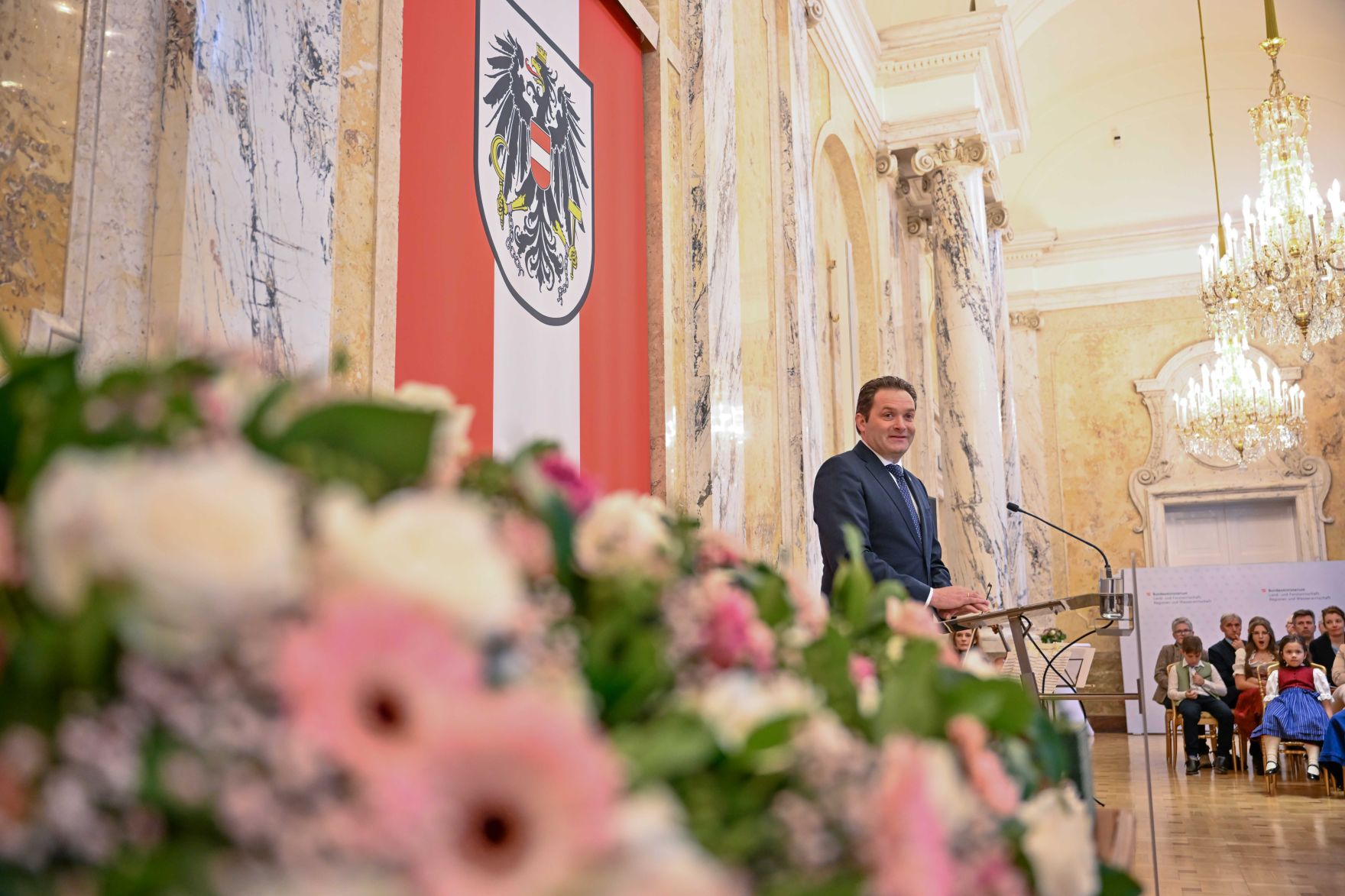 RHP_9460.jpg Herr Bundesminister Norbert Totschnig verlieh den Berufstitel "Ökonomierat / Ökonomierätin" im Namen des Herrn Bundespräsidenten Dr. Alexander Van der Bellen im Regierungsgebäude am Stubenring.