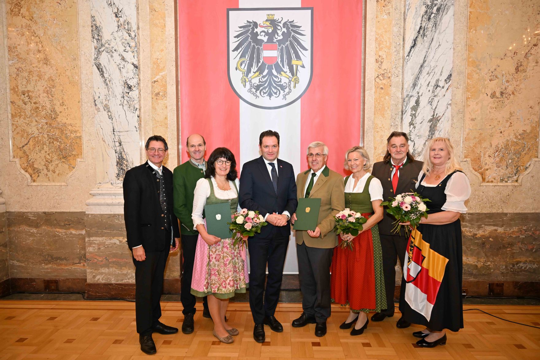RHP_9770.jpg Herr Bundesminister Norbert Totschnig verlieh den Berufstitel "Ökonomierat / Ökonomierätin" im Namen des Herrn Bundespräsidenten Dr. Alexander Van der Bellen im Regierungsgebäude am Stubenring.