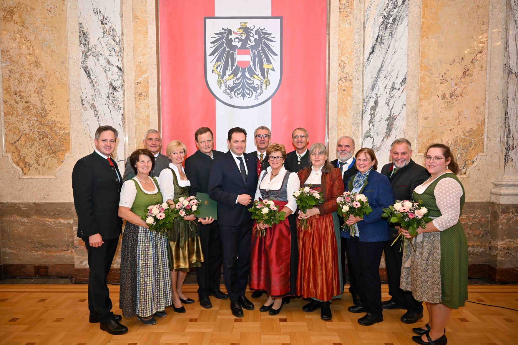 Herr Bundesminister Norbert Totschnig verlieh den Berufstitel &quot;&Ouml;konomierat / &Ouml;konomier&auml;tin&quot; im Namen des Herrn Bundespr&auml;sidenten Dr. Alexander Van der Bellen im Regierungsgeb&auml;ude am Stubenring.
