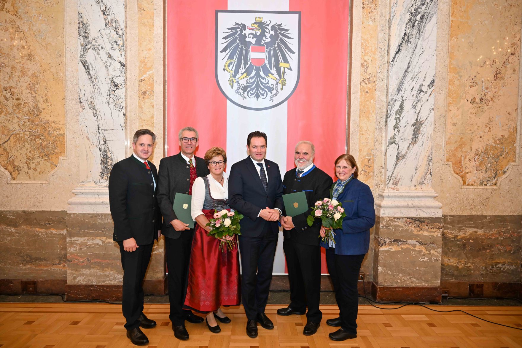 RHP_9778.jpg Herr Bundesminister Norbert Totschnig verlieh den Berufstitel "Ökonomierat / Ökonomierätin" im Namen des Herrn Bundespräsidenten Dr. Alexander Van der Bellen im Regierungsgebäude am Stubenring.
