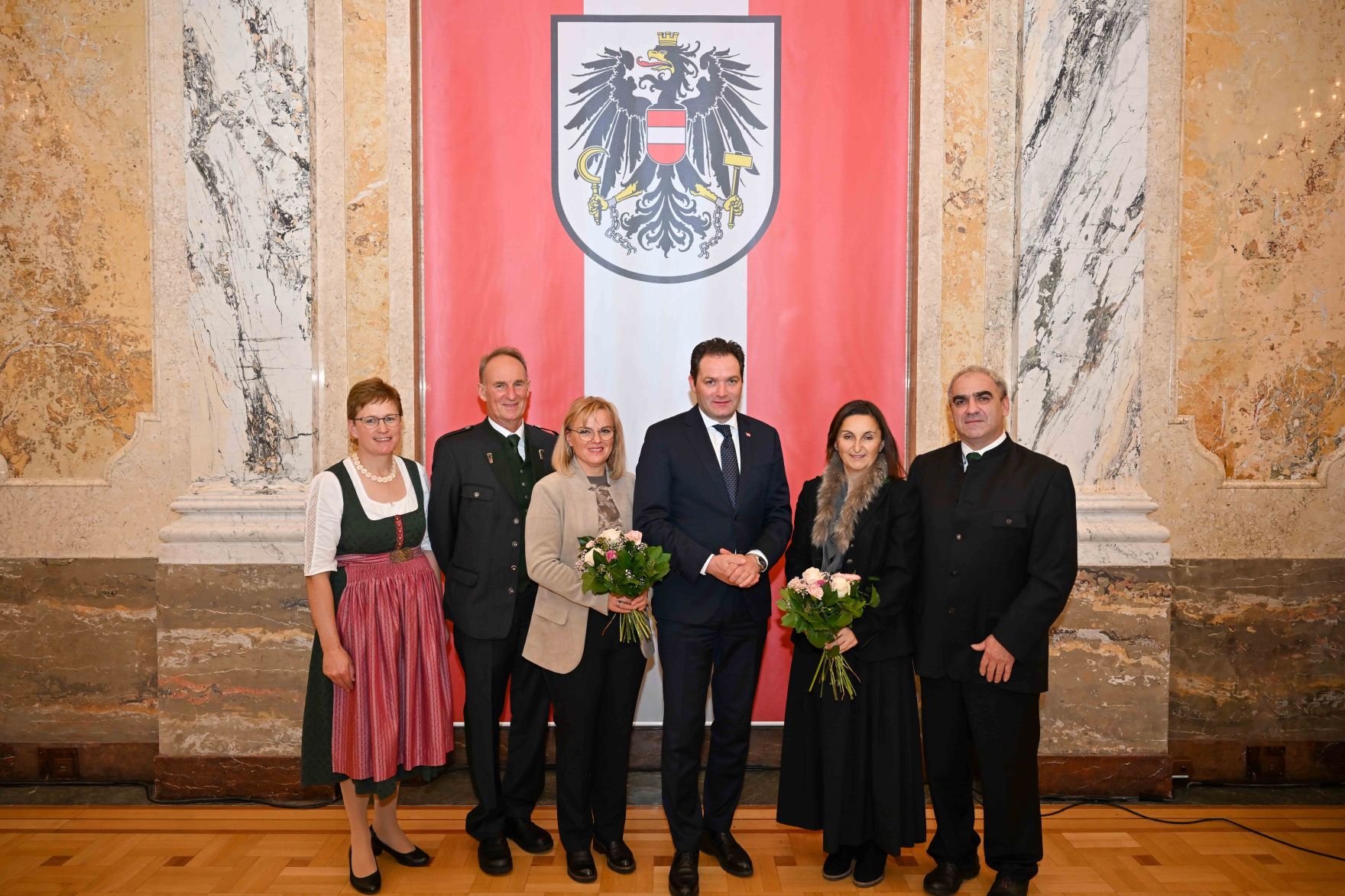 RHP_9781.jpg Herr Bundesminister Norbert Totschnig verlieh den Berufstitel "Ökonomierat / Ökonomierätin" im Namen des Herrn Bundespräsidenten Dr. Alexander Van der Bellen im Regierungsgebäude am Stubenring.