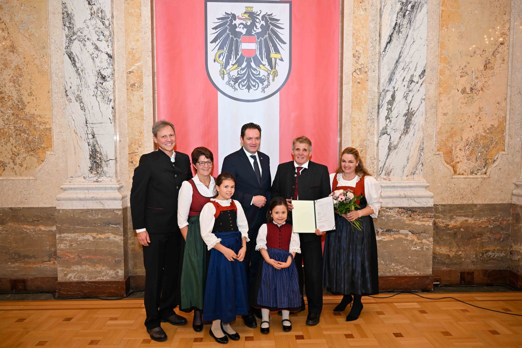 RHP_9784.jpg Herr Bundesminister Norbert Totschnig verlieh den Berufstitel "Ökonomierat / Ökonomierätin" im Namen des Herrn Bundespräsidenten Dr. Alexander Van der Bellen im Regierungsgebäude am Stubenring.