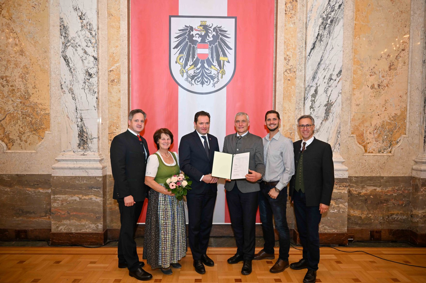 Herr Bundesminister Norbert Totschnig verlieh den Berufstitel &quot;&Ouml;konomierat / &Ouml;konomier&auml;tin&quot; im Namen des Herrn Bundespr&auml;sidenten Dr. Alexander Van der Bellen im Regierungsgeb&auml;ude am Stubenring.