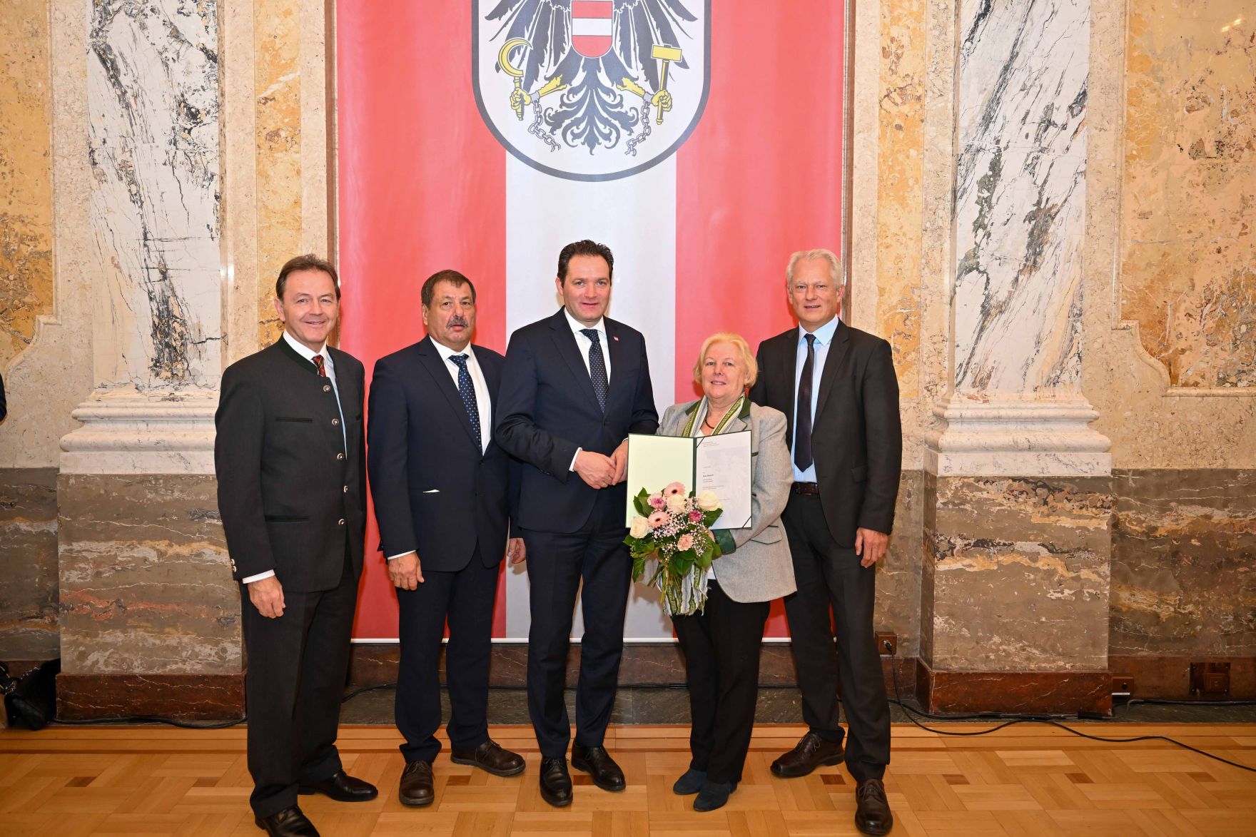 RHP_9813.jpg Herr Bundesminister Norbert Totschnig verlieh den Berufstitel "Ökonomierat / Ökonomierätin" im Namen des Herrn Bundespräsidenten Dr. Alexander Van der Bellen im Regierungsgebäude am Stubenring.