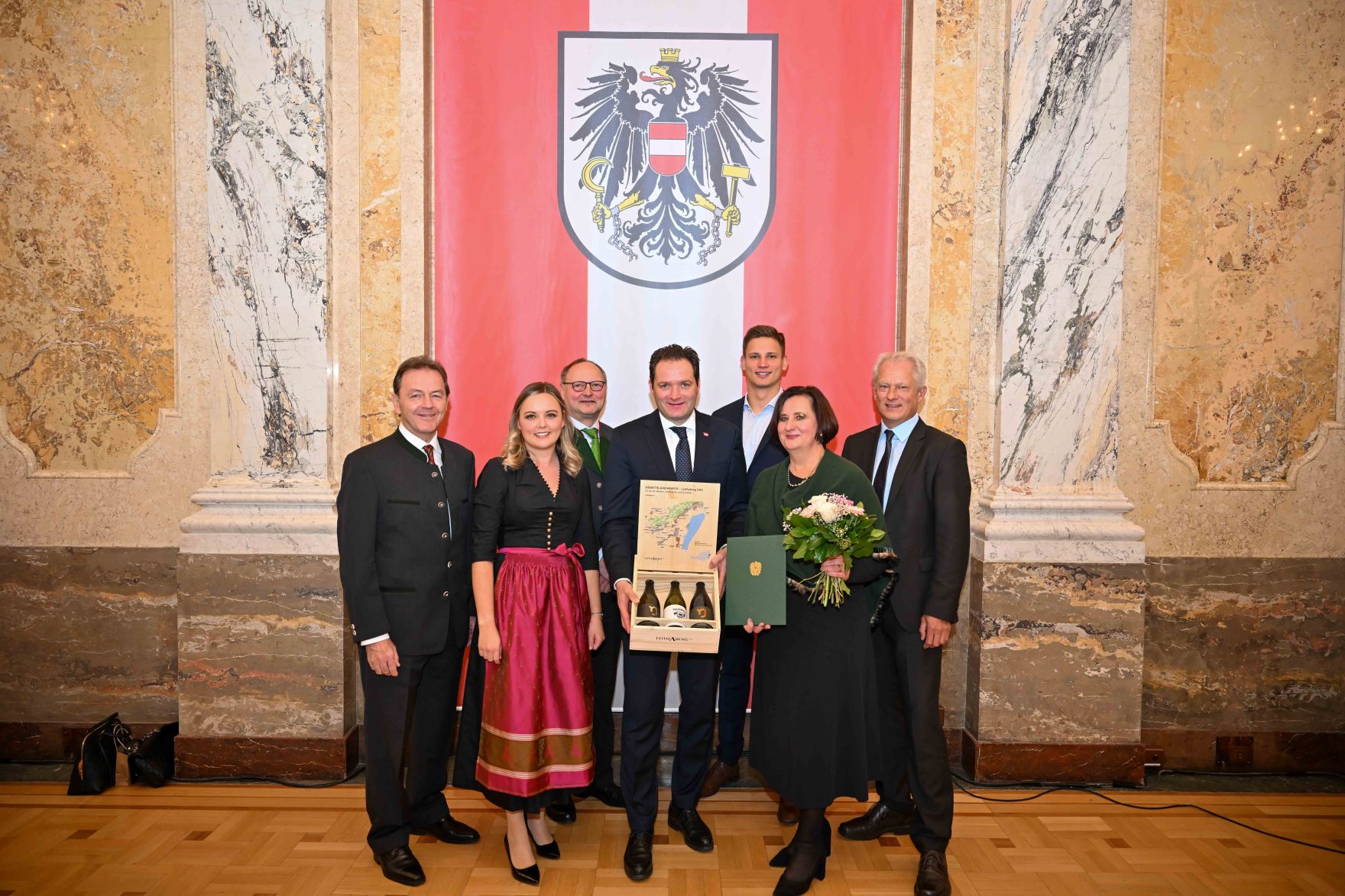 Herr Bundesminister Norbert Totschnig verlieh den Berufstitel &quot;&Ouml;konomierat / &Ouml;konomier&auml;tin&quot; im Namen des Herrn Bundespr&auml;sidenten Dr. Alexander Van der Bellen im Regierungsgeb&auml;ude am Stubenring.