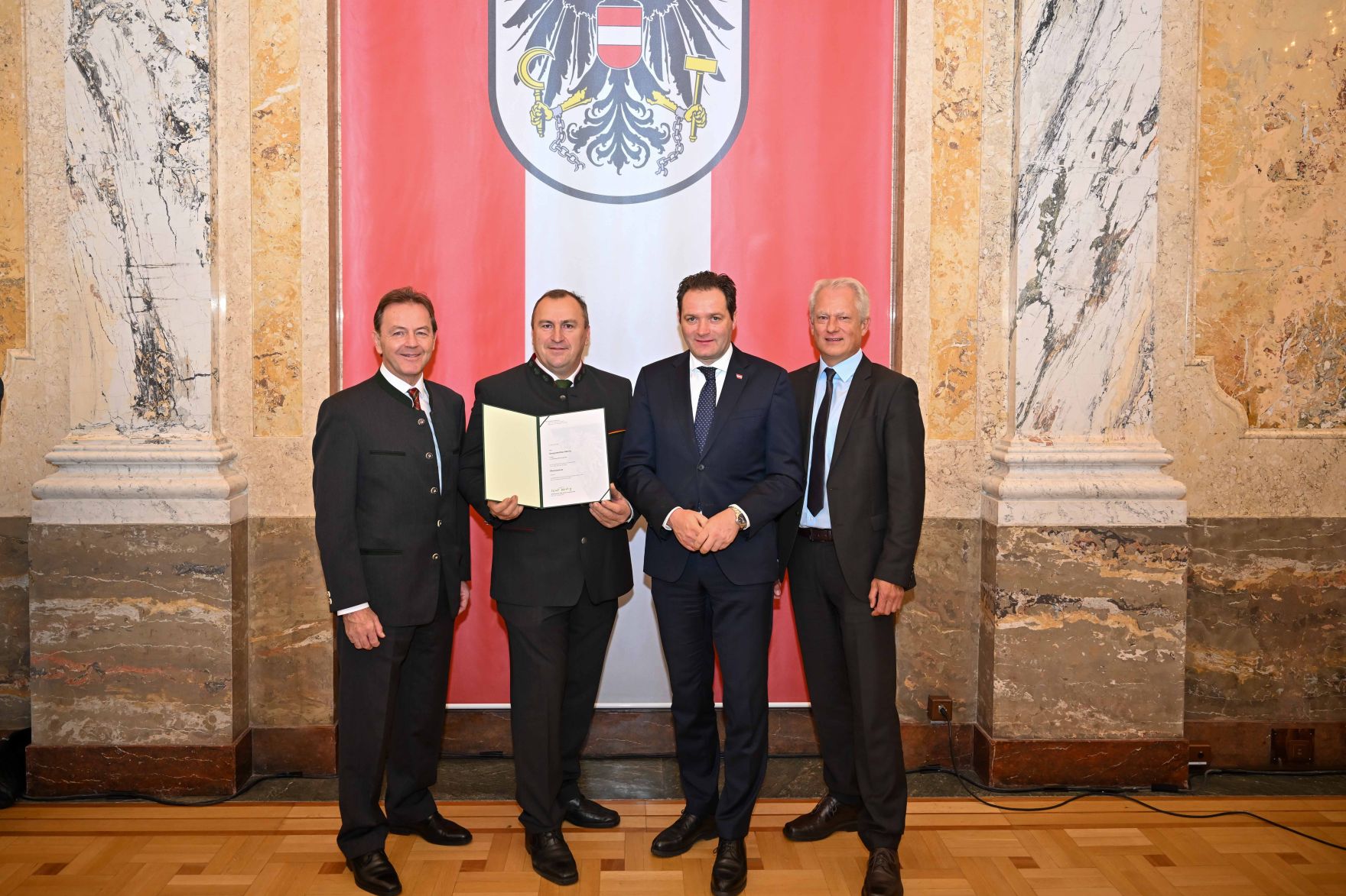 RHP_9820.jpg Herr Bundesminister Norbert Totschnig verlieh den Berufstitel "Ökonomierat / Ökonomierätin" im Namen des Herrn Bundespräsidenten Dr. Alexander Van der Bellen im Regierungsgebäude am Stubenring.