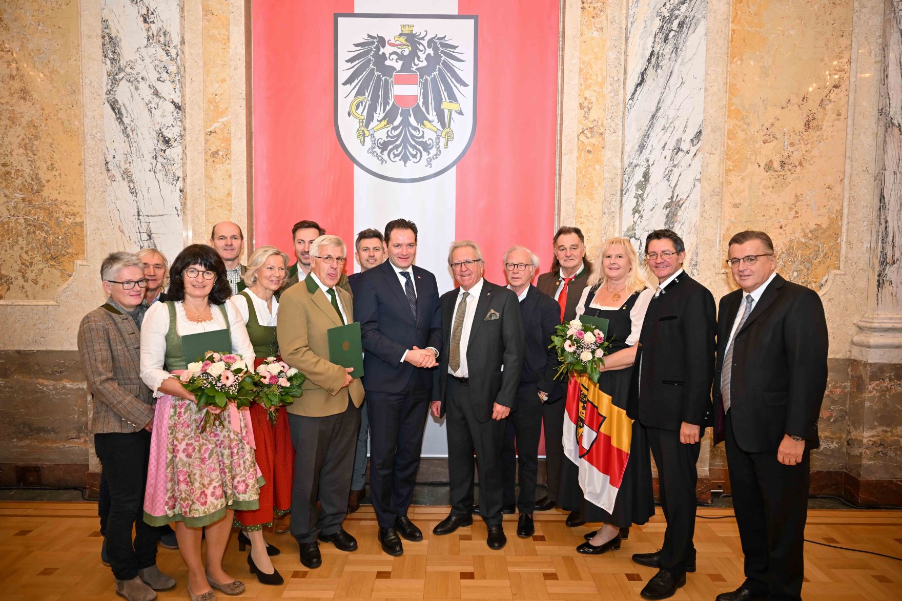 RHP_9831.jpg Herr Bundesminister Norbert Totschnig verlieh den Berufstitel "Ökonomierat / Ökonomierätin" im Namen des Herrn Bundespräsidenten Dr. Alexander Van der Bellen im Regierungsgebäude am Stubenring.