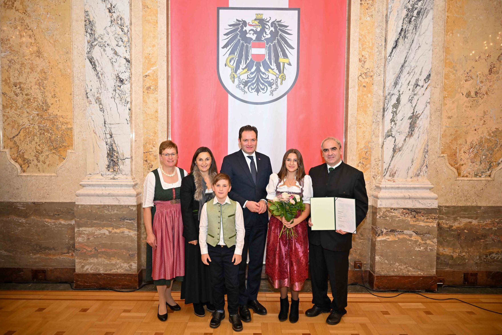 RHP_9837.jpg Herr Bundesminister Norbert Totschnig verlieh den Berufstitel "Ökonomierat / Ökonomierätin" im Namen des Herrn Bundespräsidenten Dr. Alexander Van der Bellen im Regierungsgebäude am Stubenring.