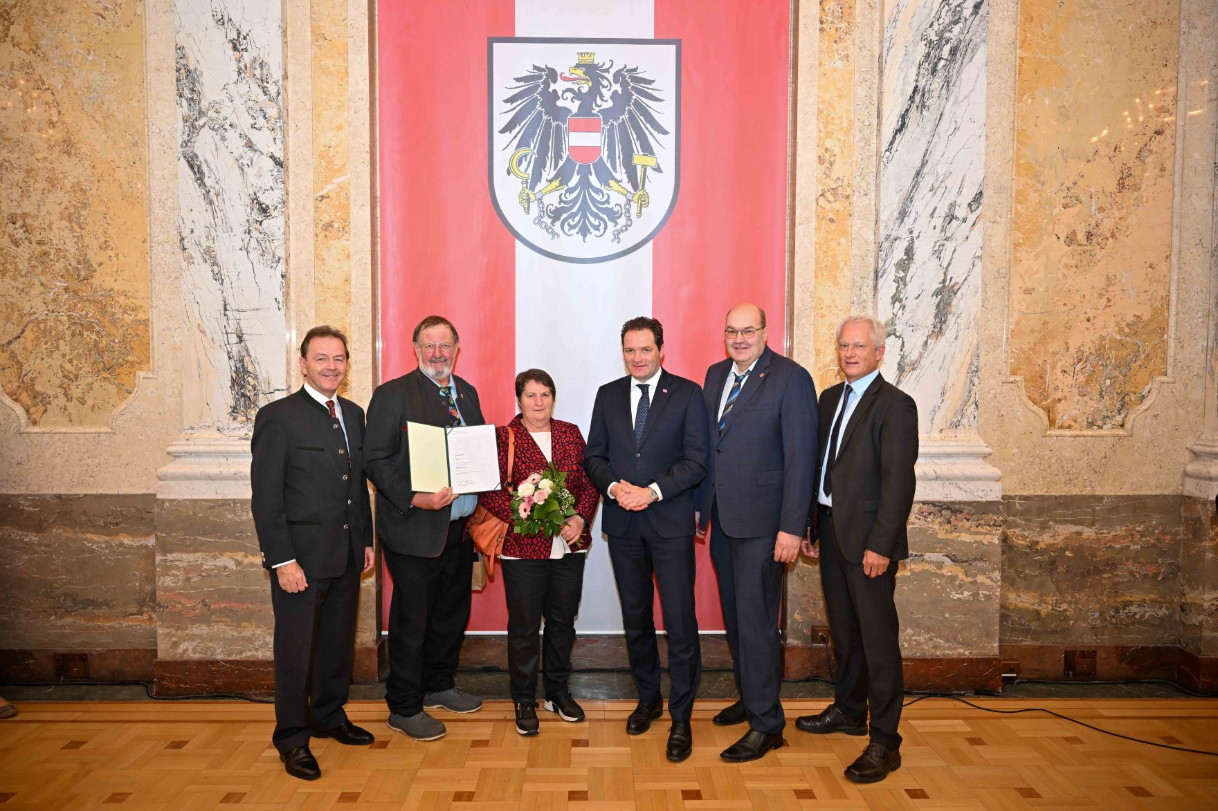 Herr Bundesminister Norbert Totschnig verlieh den Berufstitel &quot;&Ouml;konomierat / &Ouml;konomier&auml;tin&quot; im Namen des Herrn Bundespr&auml;sidenten Dr. Alexander Van der Bellen im Regierungsgeb&auml;ude am Stubenring.