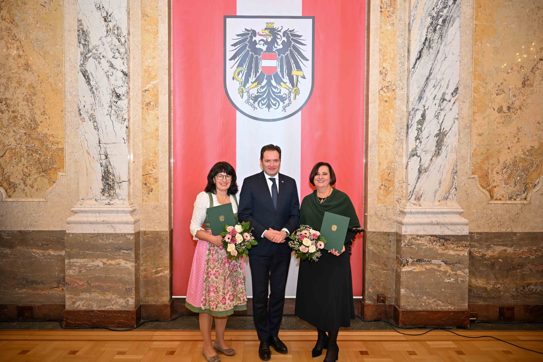 Herr Bundesminister Norbert Totschnig verlieh den Berufstitel &quot;&Ouml;konomierat / &Ouml;konomier&auml;tin&quot; im Namen des Herrn Bundespr&auml;sidenten Dr. Alexander Van der Bellen im Regierungsgeb&auml;ude am Stubenring.