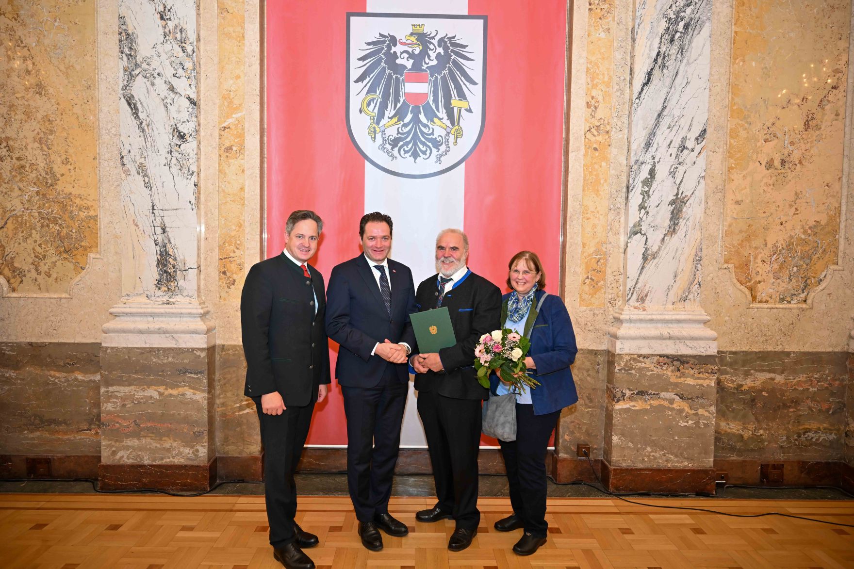 RHP_9852.jpg Herr Bundesminister Norbert Totschnig verlieh den Berufstitel "Ökonomierat / Ökonomierätin" im Namen des Herrn Bundespräsidenten Dr. Alexander Van der Bellen im Regierungsgebäude am Stubenring.