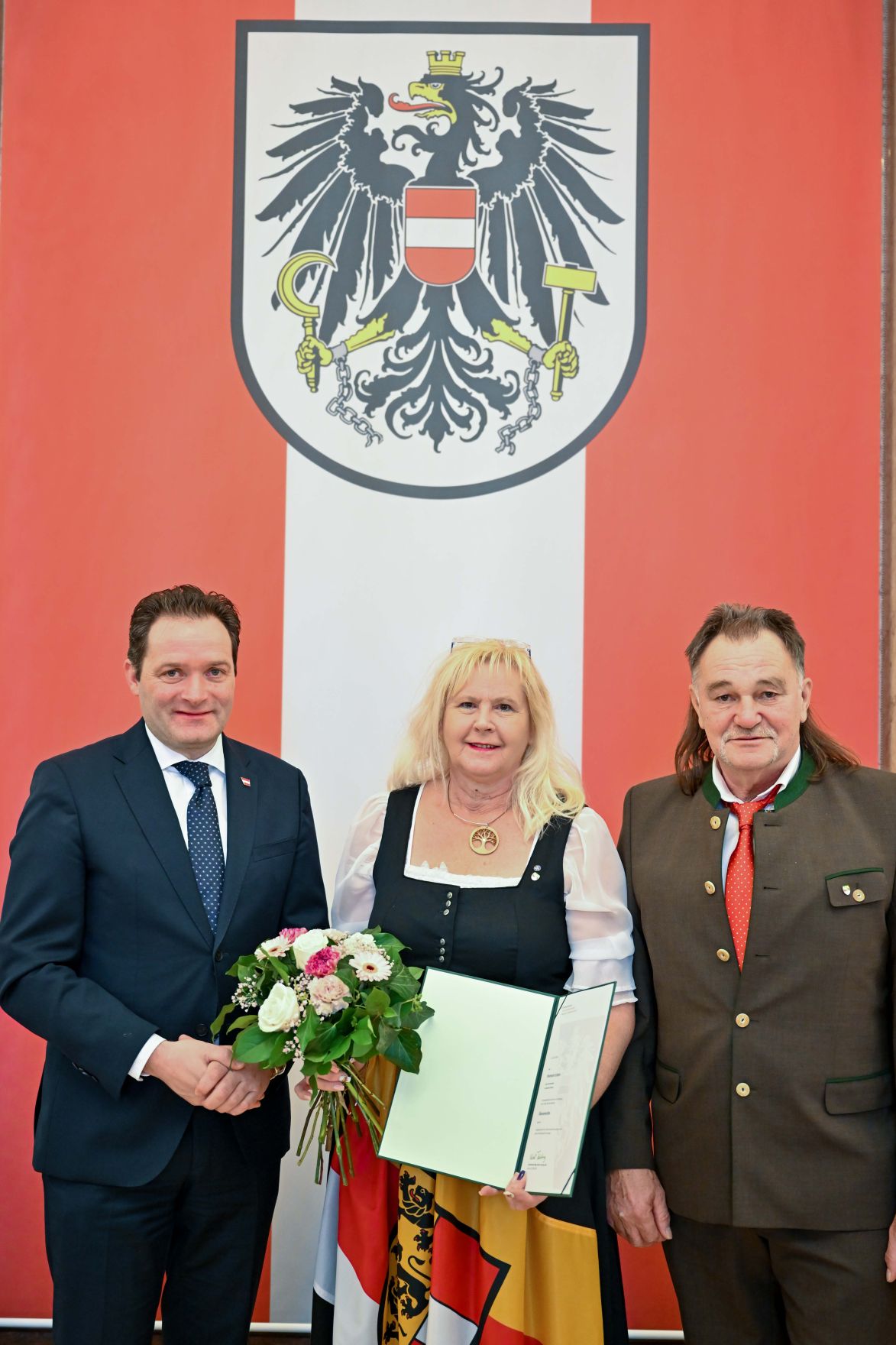 Rosmarie_Schust.jpg Herr Bundesminister Norbert Totschnig verlieh den Berufstitel "Ökonomierat / Ökonomierätin" im Namen des Herrn Bundespräsidenten Dr. Alexander Van der Bellen im Regierungsgebäude am Stubenring.