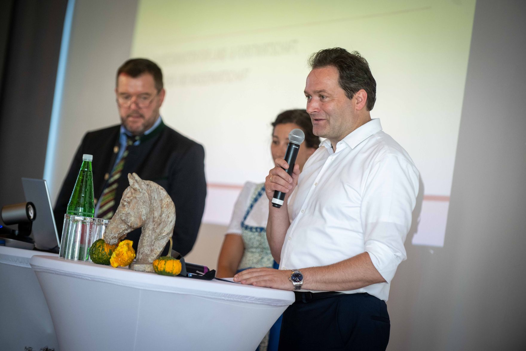 DSC_1683.jpg Herr Bundesminister Norbert Totschnig hielt Grußworte beim 50-jährigen Vereinsjubiläum der Pferdezucht Austria in Wels.