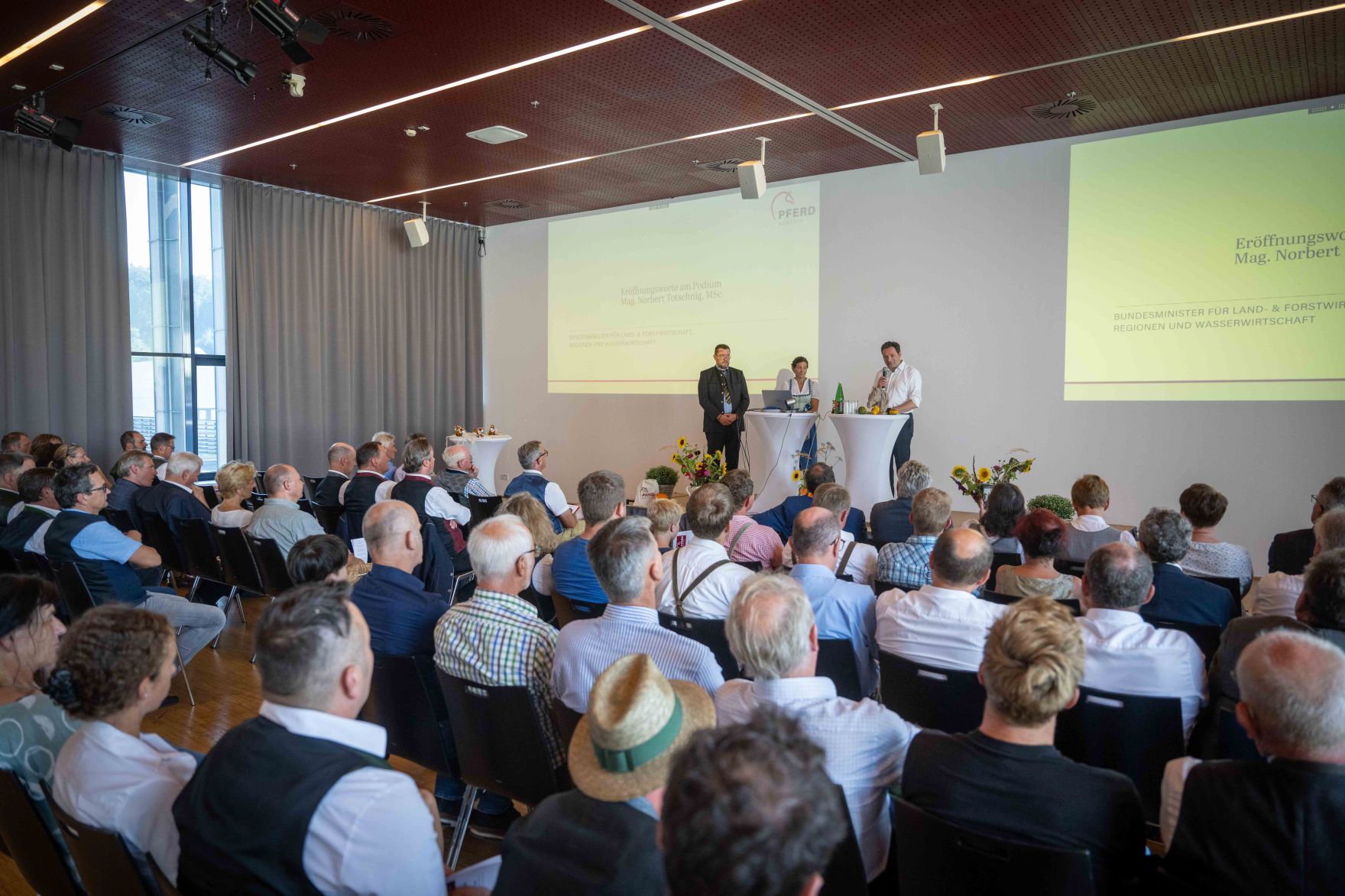 DSC_1693.jpg Herr Bundesminister Norbert Totschnig hielt Grußworte beim 50-jährigen Vereinsjubiläum der Pferdezucht Austria in Wels.