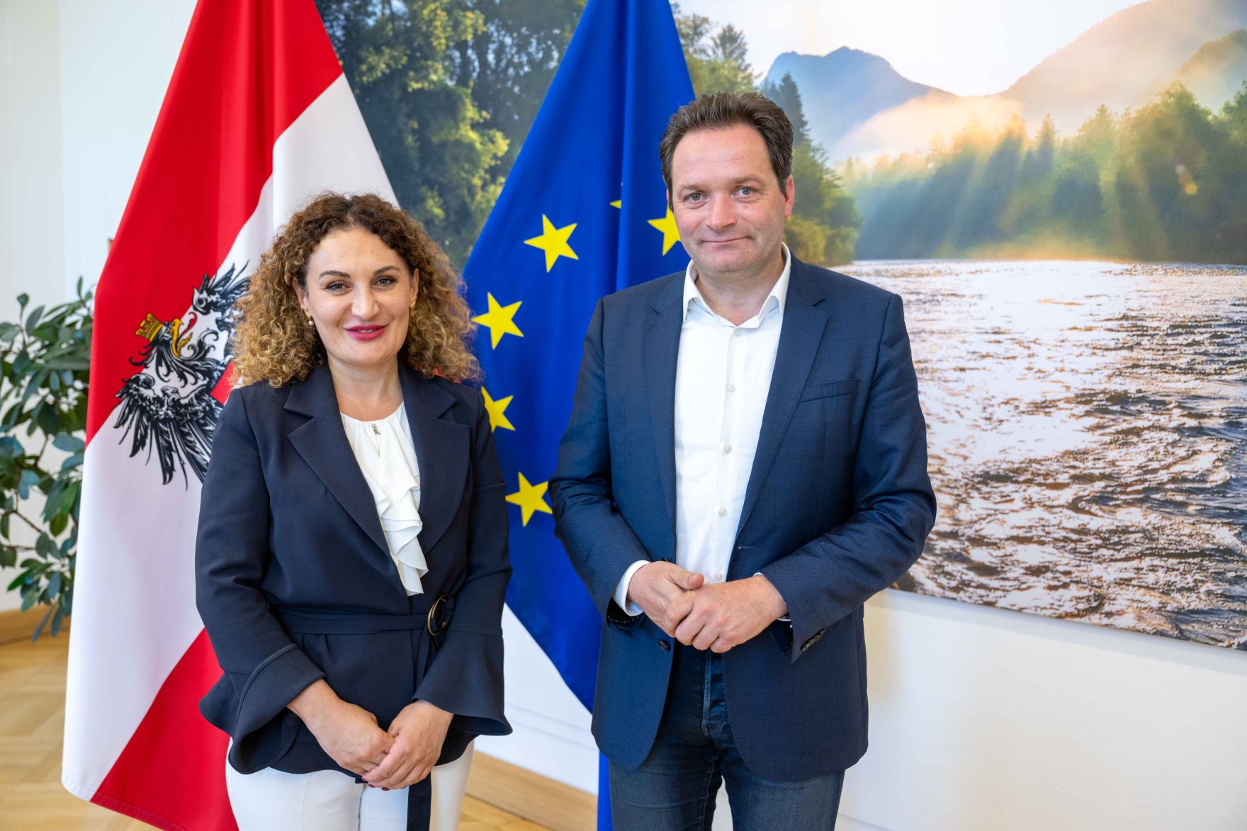 DSC_3615.jpg Die georgische Botschafterin Ketevan Tsikhelashvili besuchte Herrn Bundesminister Norbert Totschnig im Regierungsgebäude am Stubenring