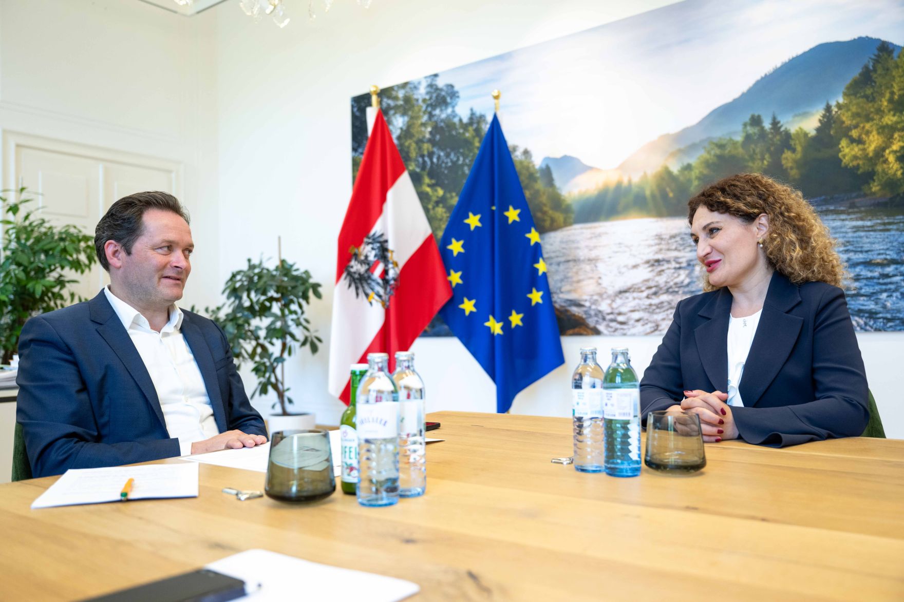 Die georgische Botschafterin Ketevan Tsikhelashvili besuchte Herrn Bundesminister Norbert Totschnig im Regierungsgeb&auml;ude am Stubenring