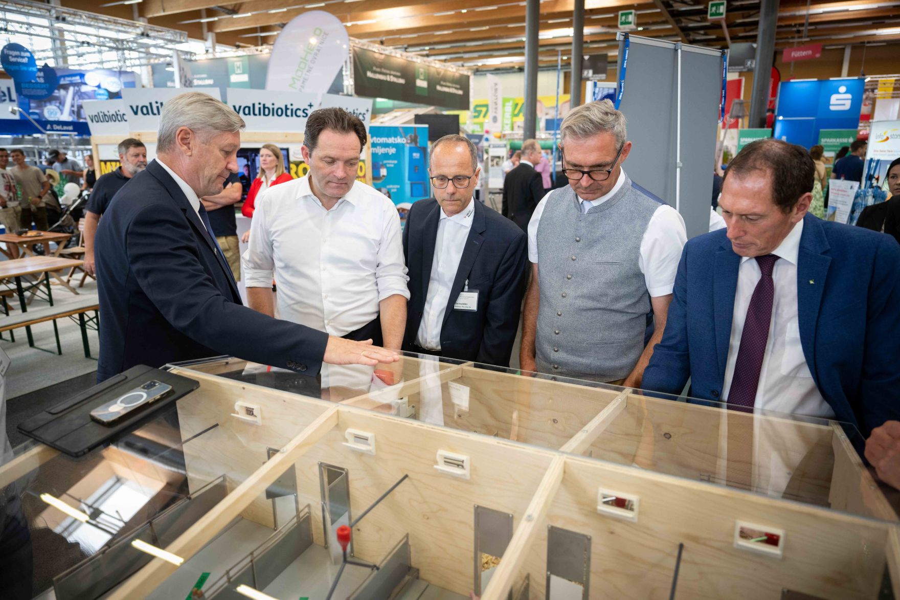 Herr Bundesminister Norbert Totschnig besuchte die Welser Messe 2024. Dabei hielt er eine Er&ouml;ffnungs-Rede und machte einen Rundgang durch das Messegel&auml;nde.