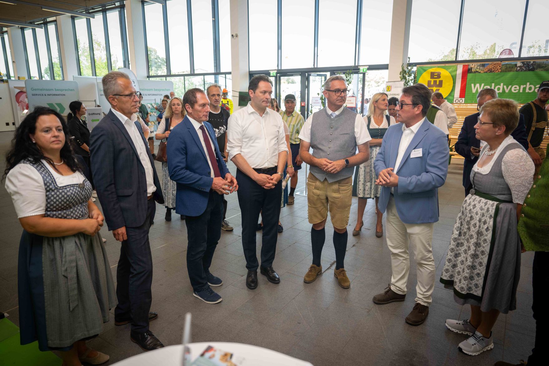 Herr Bundesminister Norbert Totschnig besuchte die Welser Messe 2024. Dabei hielt er eine Er&ouml;ffnungs-Rede und machte einen Rundgang durch das Messegel&auml;nde.