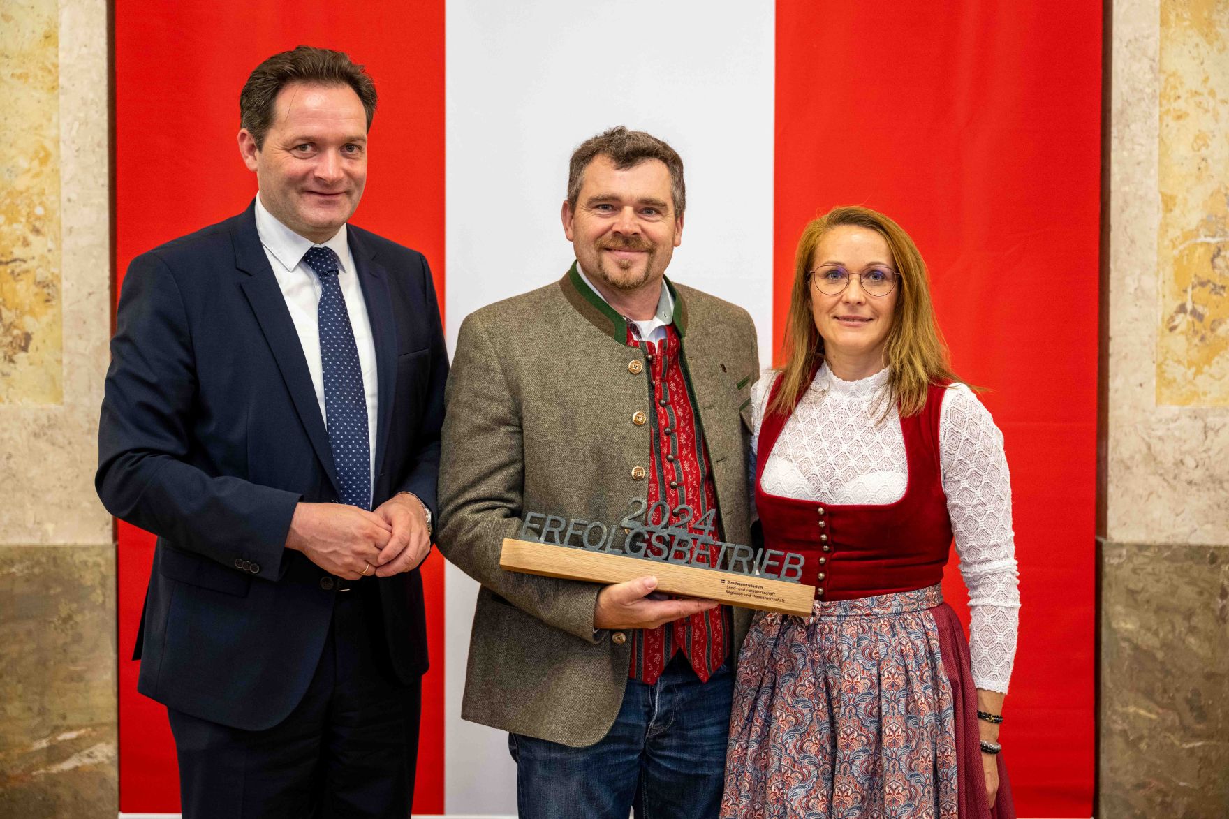 DSC_7529.jpg Bundesminister Norbert Totschnig zeichnete im Rahmen eines Festaktes landwirtschaftliche Erfolgsbetriebe aus. Innovation, Autonomie, Selbstverwirklichung, Netzwerke und soziale Faktoren haben sich dabei als erfolgsentscheidend herausgestellt.