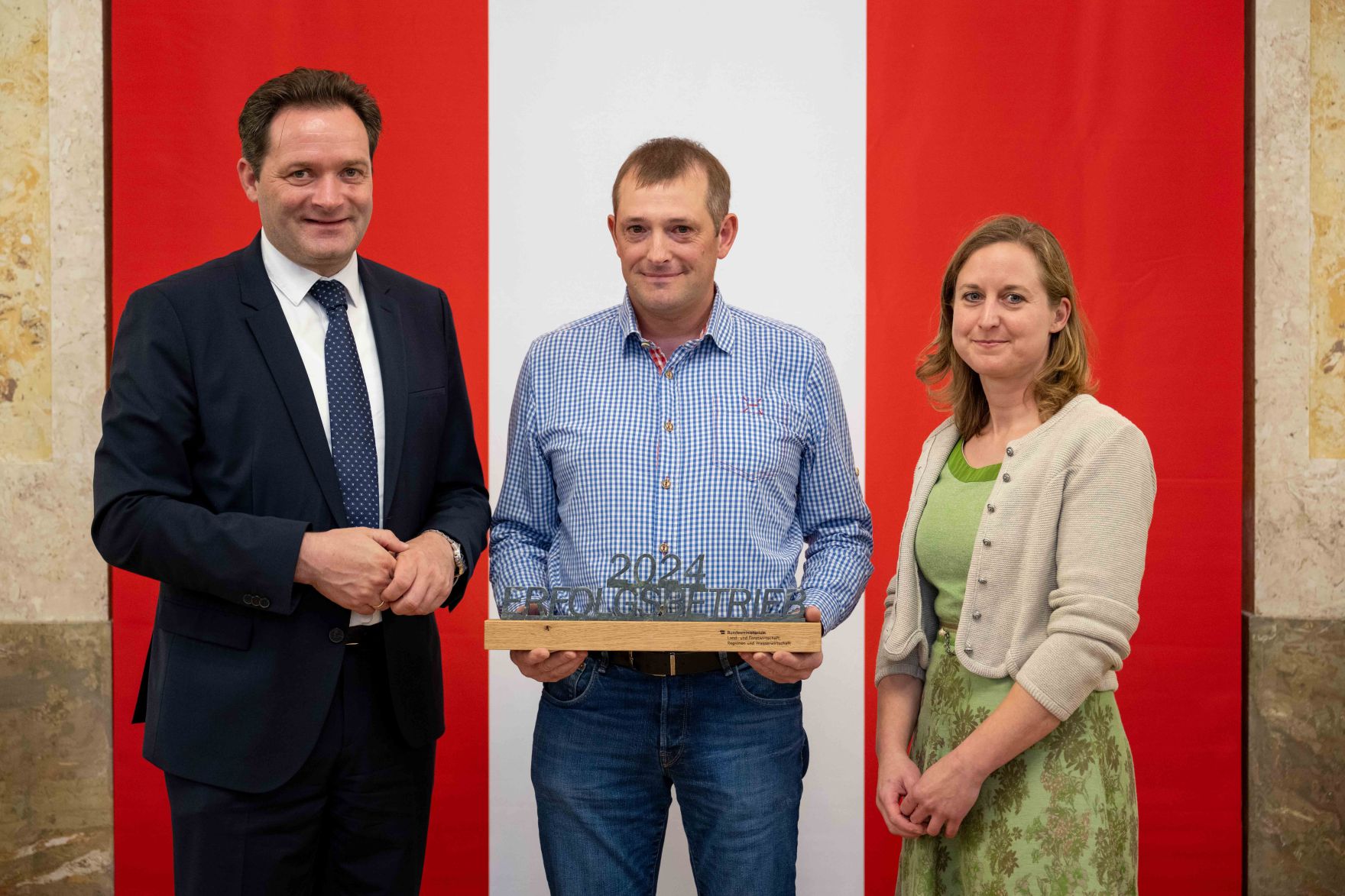 DSC_7566.jpg Bundesminister Norbert Totschnig zeichnete im Rahmen eines Festaktes landwirtschaftliche Erfolgsbetriebe aus. Innovation, Autonomie, Selbstverwirklichung, Netzwerke und soziale Faktoren haben sich dabei als erfolgsentscheidend herausgestellt.