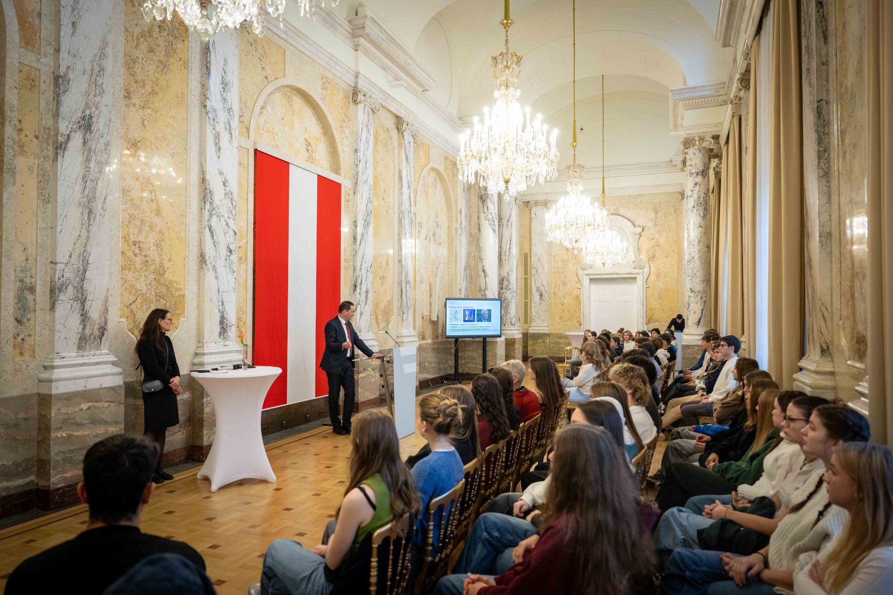 DSC_0288.jpg Am Mittwoch dem 19. November 2024 besuchten Schülerinnen und Schüler aus dem Gymnasium Lienz den Herrn Bundesminister Norbert Totschnig im Regierungsgebäude am Stubenring.