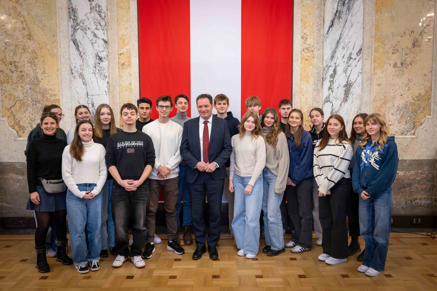 DSC_0501.jpg Am Mittwoch dem 19. November 2024 besuchten Schülerinnen und Schüler aus dem Gymnasium Lienz den Herrn Bundesminister Norbert Totschnig im Regierungsgebäude am Stubenring.